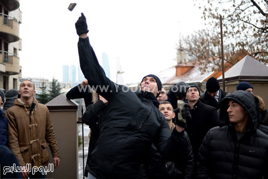 المتظاهرون يرشقون السفارة بالحجارة  -اليوم السابع -11 -2015