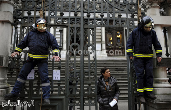  صور تعبيرية عن احتجاجات رجال الاطفاء  -اليوم السابع -11 -2015