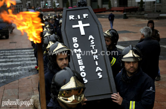 رجال الاطفاء يحملون نعوش رمزية -اليوم السابع -11 -2015