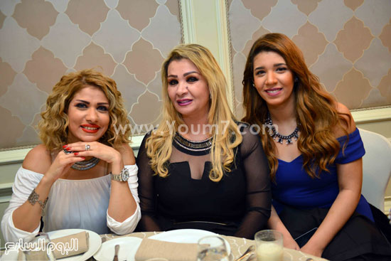 منى الحسيني و ابنتها وصديقتهما منى -اليوم السابع -11 -2015