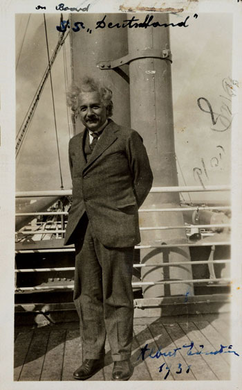 على سطح مركب أثناء إحدى رحلات أينشتاين عام 1931. -اليوم السابع -11 -2015