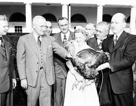 	الرئيس هارى ترومان مع الديك الرومى فى عيد الشكر عام 1949	 -اليوم السابع -11 -2015