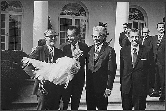 	الرئيس ريتشارد نيسكون مع الديك الرومى عام 1971 -اليوم السابع -11 -2015