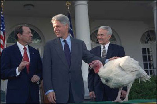 	بيل كلينتون مع الديك الرومى والاحتفال بعيد الشكر عام 1999 -اليوم السابع -11 -2015