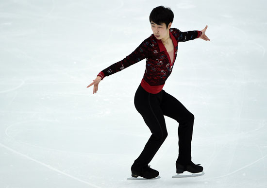 جين بوجان الصينى يقوم برقصة على الجليد فى مسابقة اليابان -اليوم السابع -11 -2015