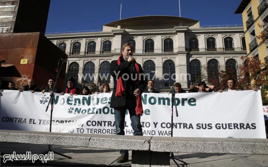 الفنان الإسبانى البيرتو سان خوان قائد المظاهرات المنددة بالتدخل العسكرى  -اليوم السابع -11 -2015