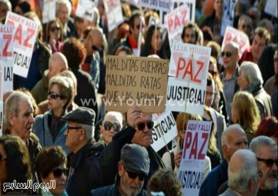 متظاهرون يرفعون لافتات مكتوب عليها لا للحروب  -اليوم السابع -11 -2015