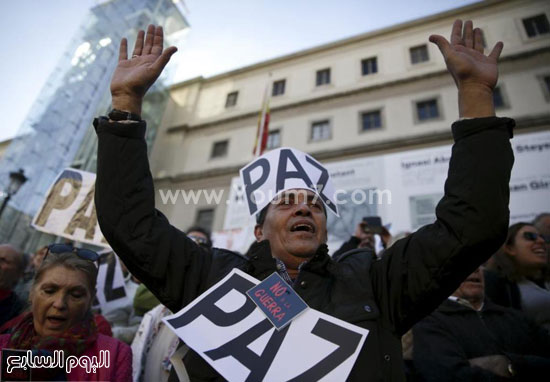 متظاهر يرفع لافتة 