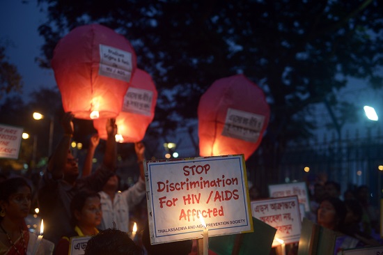 فكرة الشموع وسيلة للأطفال لتوعية المجتمع من الإيدز -اليوم السابع -11 -2015