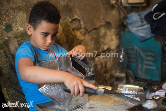طفل يعمل فى ورشة لصناعة الفوانيس -اليوم السابع -11 -2015