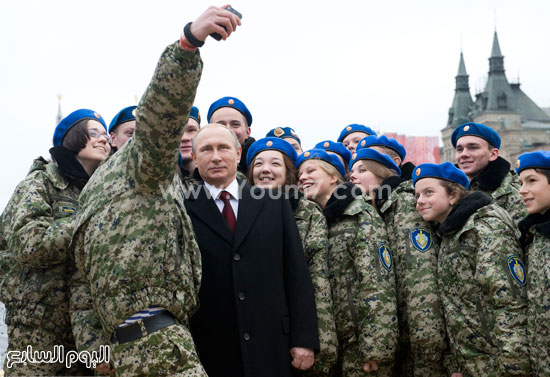 بوتين يلتقط سيلفى برفقة أعضاء النادى الوطنى العسكرى  -اليوم السابع -11 -2015