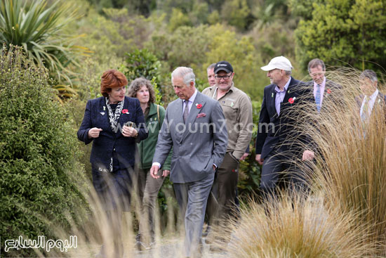 جولة الأمير تشارلز وزوجته فى جوانب المزرعة مع المرشدين السياحيين -اليوم السابع -11 -2015