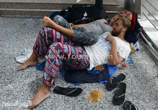 اثنين من المسافرين ينامون علي ارضية المطار  -اليوم السابع -11 -2015