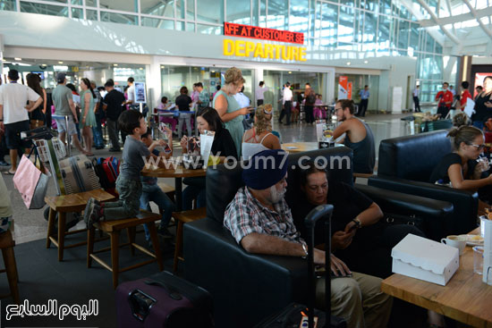  الركاب ينتظرون في صالة المطار  -اليوم السابع -11 -2015