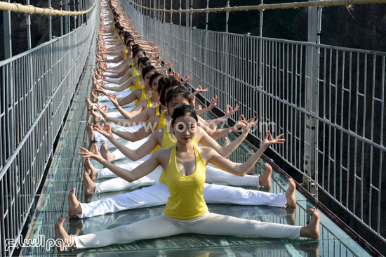 المئات من عشاق اليوجا على الجسر الصينى -اليوم السابع -11 -2015