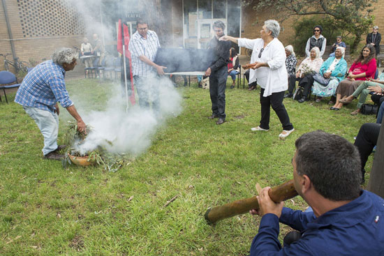 إشعال النار فى النباتات احتفالا ببقايا عظام السكان الأصليين لأستراليا. -اليوم السابع -11 -2015