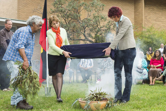 حفلة التدخين لتكريم الأجداد فى أستراليا بعد اكتشاف أقدم بقايا لعظامهم. -اليوم السابع -11 -2015