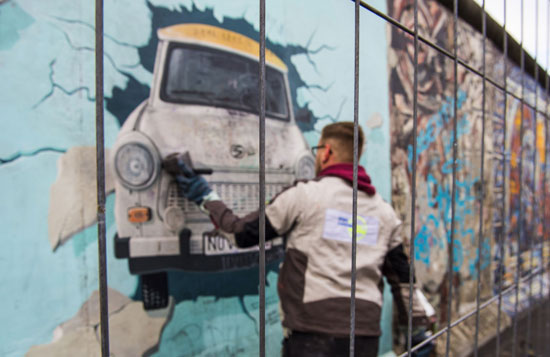 جرافيتى يخلد ذكرى هدم جدار برلين  -اليوم السابع -11 -2015