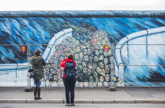 لوحة للشعب الألمانى وهو يقف خلف الجدار  -اليوم السابع -11 -2015