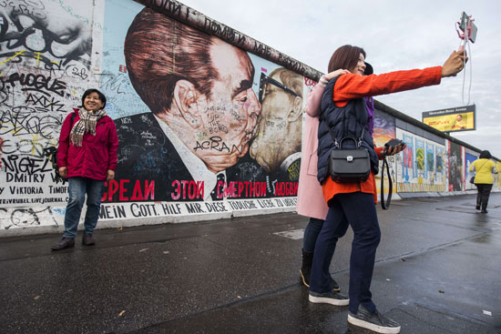 السائحون يلتقطون صورًا مع الجرافيتى -اليوم السابع -11 -2015
