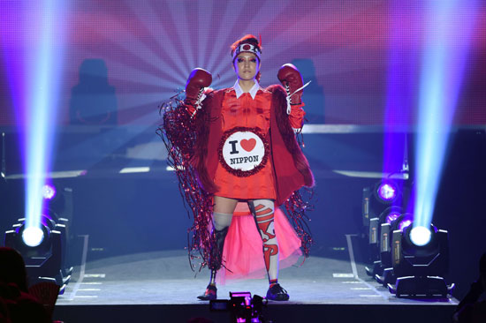 جانب من عرض الأزياء اليوم فى العاصمة اليابانية بكين  -اليوم السابع -11 -2015
