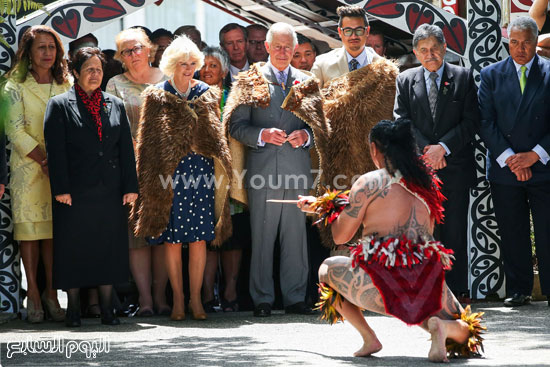  الأمير تشارلز وزوجته يرتديان الفرو الخاص بثقافة نيوزيلندا -اليوم السابع -11 -2015