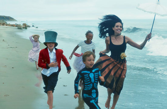 أنجلينا جولى على الشاطئ مع أطفالها بالتبني -اليوم السابع -11 -2015