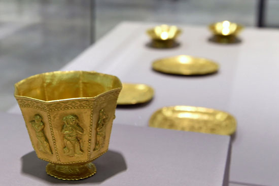 قطع من الذهب تعرض فى متحف صينى بسنغافورة -اليوم السابع -11 -2015