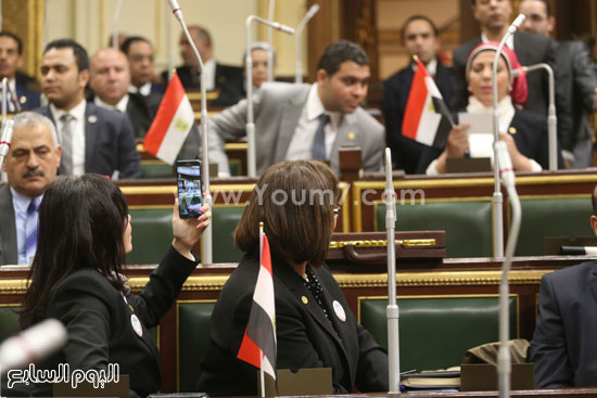 نائبة تلتقط صورة لزميلتها جهاد إبراهيم أثناء كلمتها لحلف اليمين -اليوم السابع -1 -2016