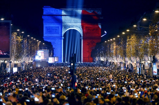 علم فرنسا بالأضواء  -اليوم السابع -1 -2016