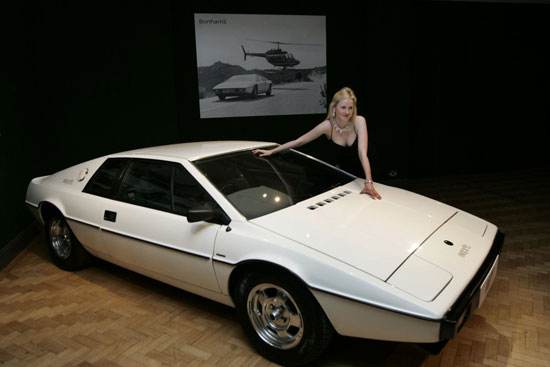 4- بعد ثلاث سنوات أخرى، قام موسك بشراء سيارة Lotus Esprit  التى ظهرت فى فيلم 