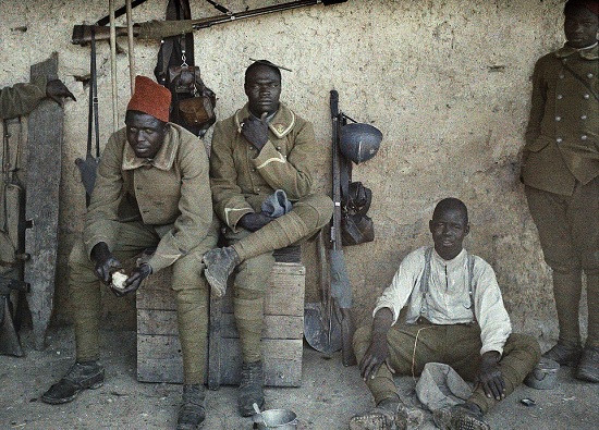 جنود سنغاليون يجلسون فى استراحة بالمدينة الفرنسية -اليوم السابع -1 -2016