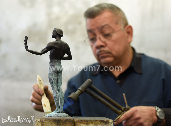 	جواكين يقوم بإعداد أحد التماثيل فى المسبك -اليوم السابع -1 -2016