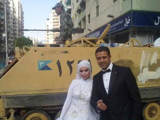 عريس وعروسة يتصورون مع الدبابة -اليوم السابع -1 -2016