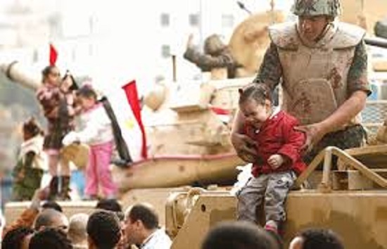 الأطفال يتصورون مع جنود الجيش -اليوم السابع -1 -2016