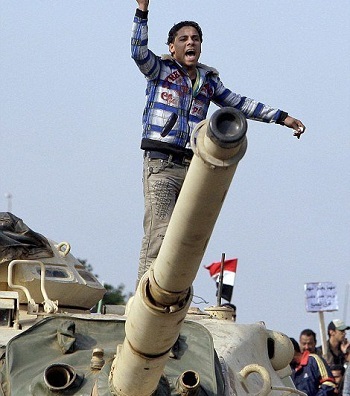 أحد الثوار فى ميدان التحرير وهو على دبابة الجيش المصرى  -اليوم السابع -1 -2016