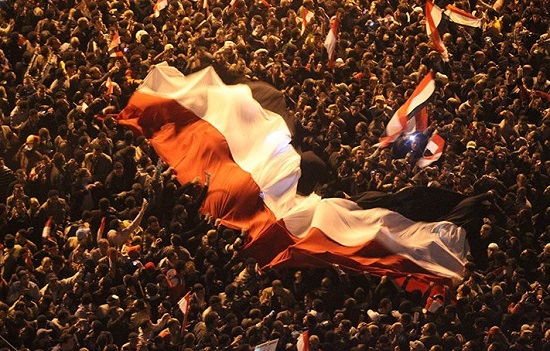 علم مصر يرفرف فوق الثوار فى التحرير  -اليوم السابع -1 -2016