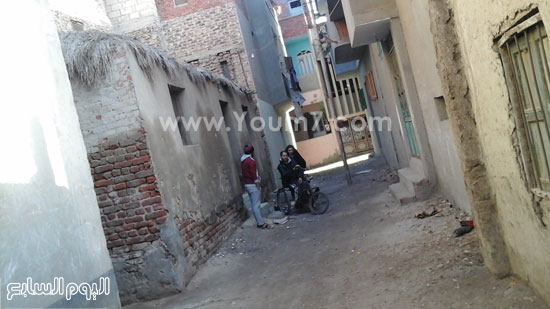  الجيران يساعدون محمود فى ركوب كرسيه البدائى  -اليوم السابع -1 -2016