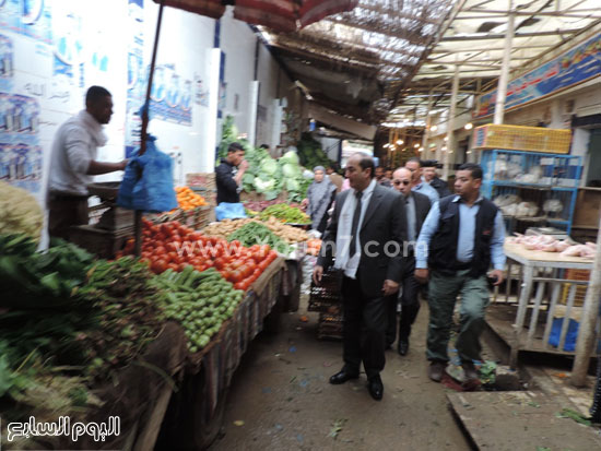 مدير-الأمن-يتفقد-سوق-الخضار-بوسط-مدينة-مرسى-مطروح-(5)