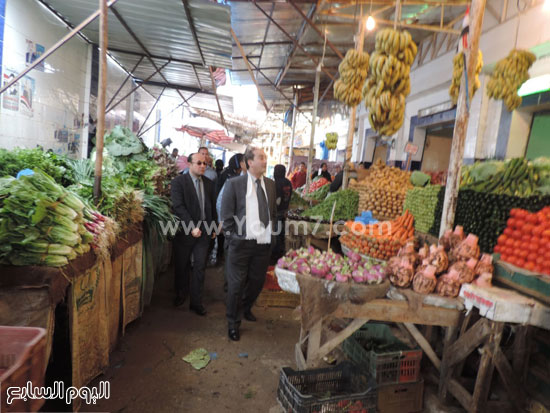 مدير-الأمن-يتفقد-سوق-الخضار-بوسط-مدينة-مرسى-مطروح-(6)