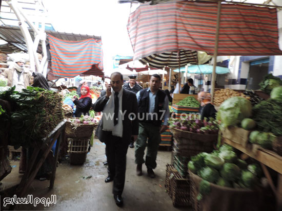 مدير-الأمن-يتفقد-سوق-الخضار-بوسط-مدينة-مرسى-مطروح-(7)