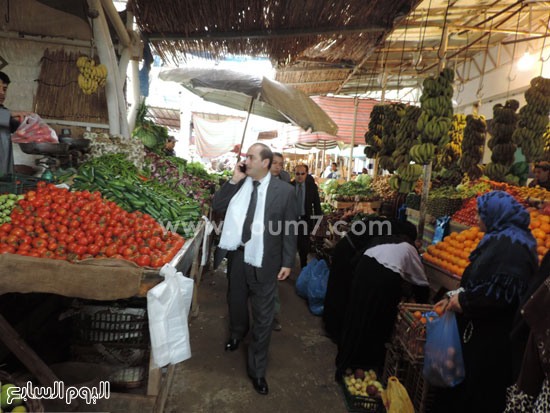 مدير-الأمن-يتفقد-سوق-الخضار-بوسط-مدينة-مرسى-مطروح-(8)