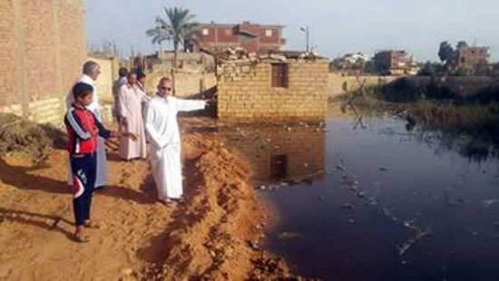  مياه الصرف الصحى تغرق منازل قرية فنارة بالإسماعيلية  (1)