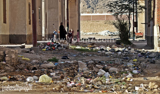القمامة ومياه الصرف تهدد حياة ألف  (2)
