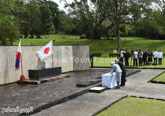 إمبراطور اليابان يزور نصبا تذكاريا (6)