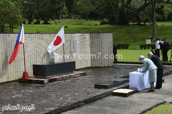 إمبراطور اليابان يزور نصبا تذكاريا (7)