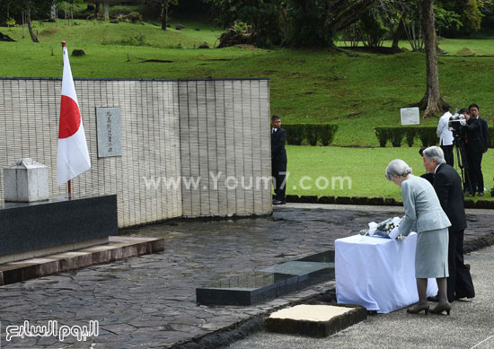 إمبراطور اليابان يزور نصبا تذكاريا (9)