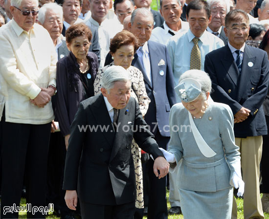 إمبراطور اليابان يزور نصبا تذكاريا (11)