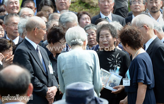 إمبراطور اليابان يزور نصبا تذكاريا (14)