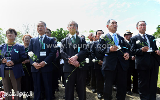 إمبراطور اليابان يزور نصبا تذكاريا (18)
